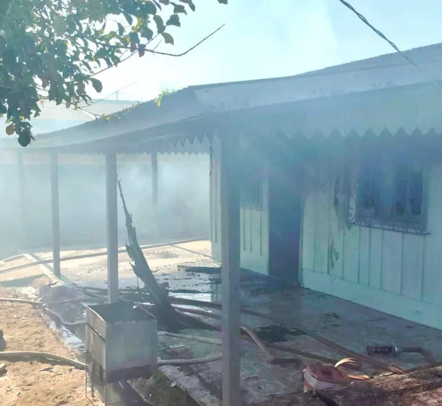 Incêndio causa danos em residência de madeira no Nortão