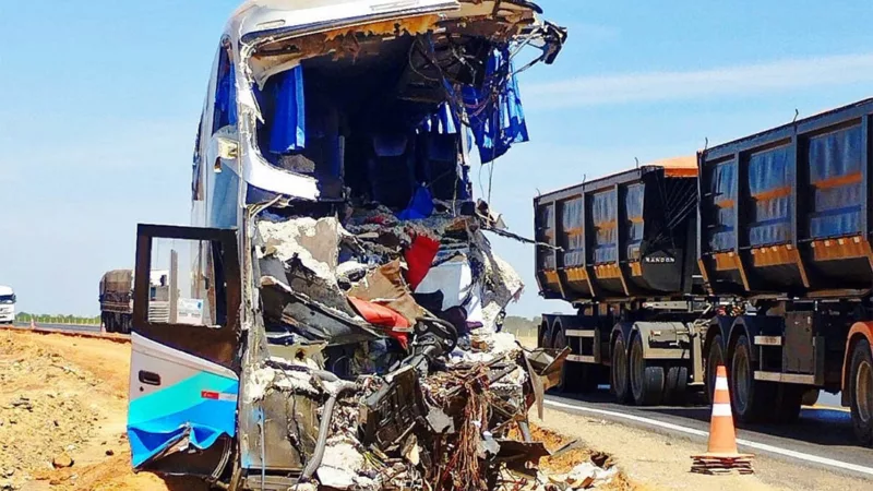 PRF confirma que carreta não podia trafegar à noite na 163 em Lucas; colisão com ônibus deixou 11 mortos