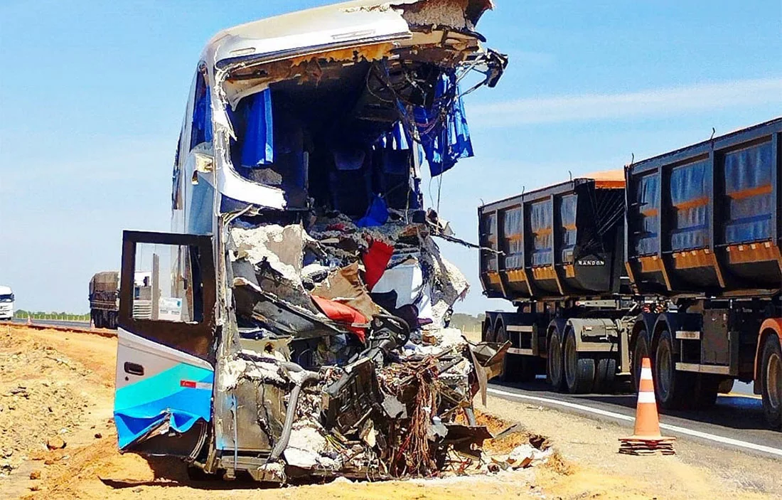 PRF confirma que carreta não podia trafegar à noite na 163 em Lucas; colisão com ônibus deixou 11 mortos
