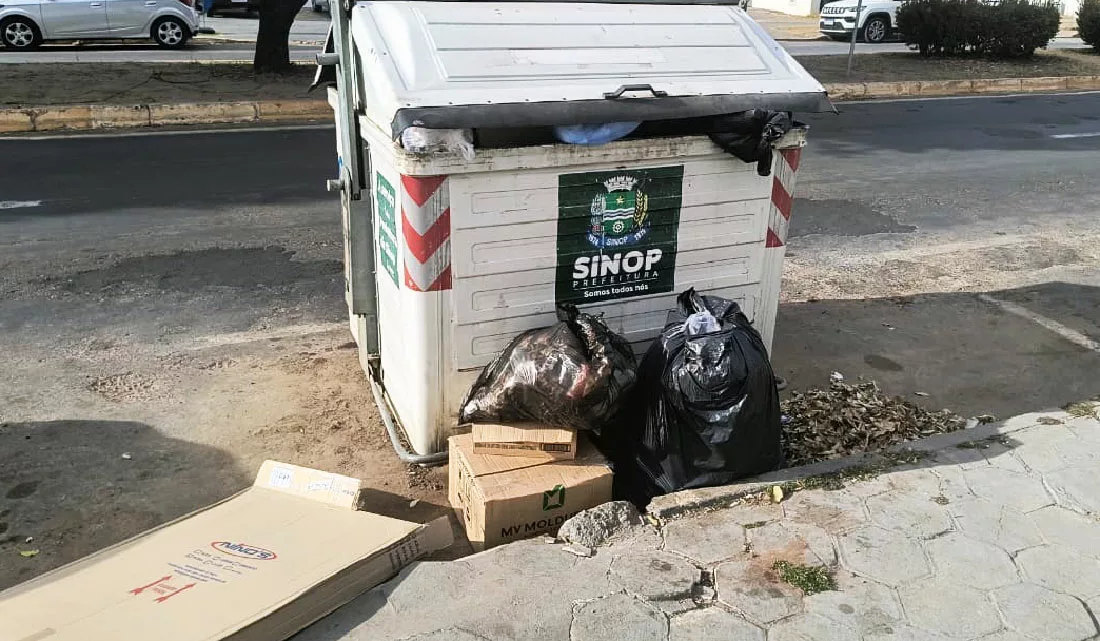 Lixo novamente acumulado no centro de Sinop gera críticas e indignação; empresa se manifesta