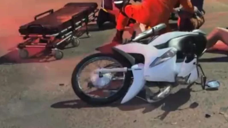 Mãe e filha hospitalizadas após colisão entre carro e moto em Sinop