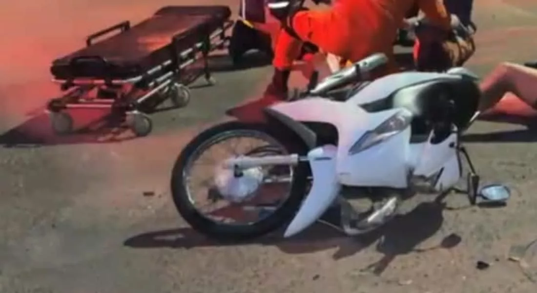 Mãe e filha hospitalizadas após colisão entre carro e moto em Sinop