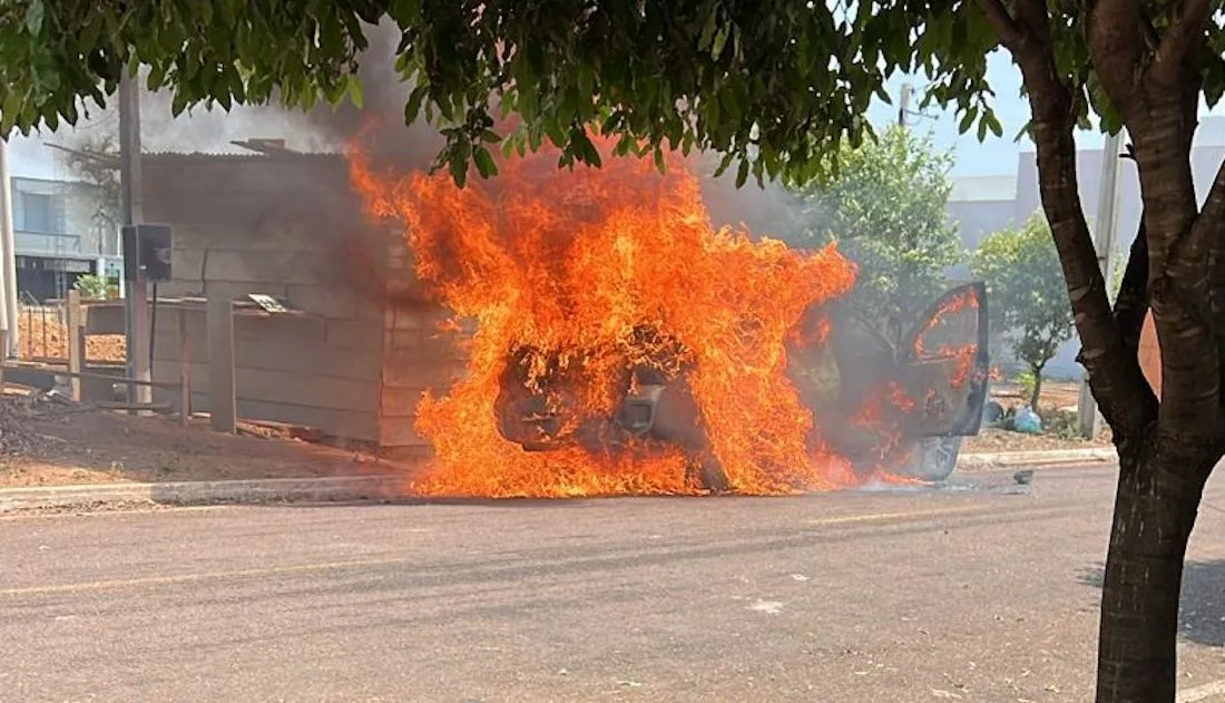 Sinop: carro é destruído durante incêndio