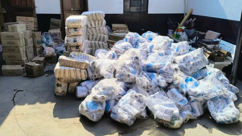 Polícia Civil apreende caminhão que distribuía cestas básicas para facção criminosa na região de fronteira