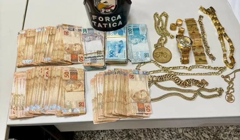 Força Tática prende três homens com 10 semijoias, mais de R$ 50 mil em espécie e 57 porções de maconha