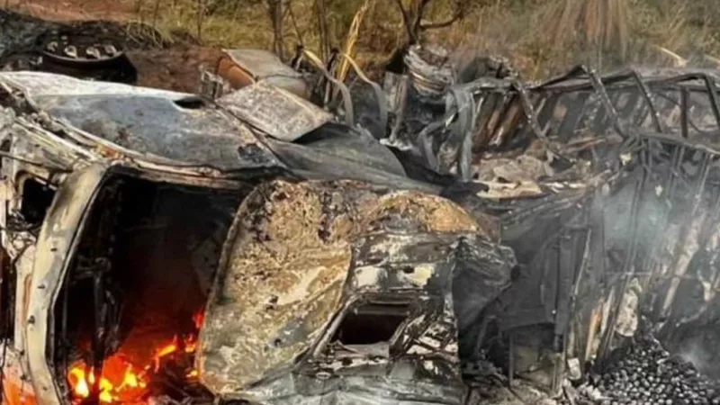 Caminhão tomba em rodovia de Mato Grosso e homem morre carbonizado