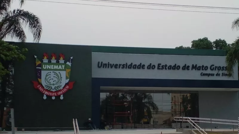 Câmara homenageia Unemat pelos 35 anos com entrega de títulos e moções em Sessão Solene