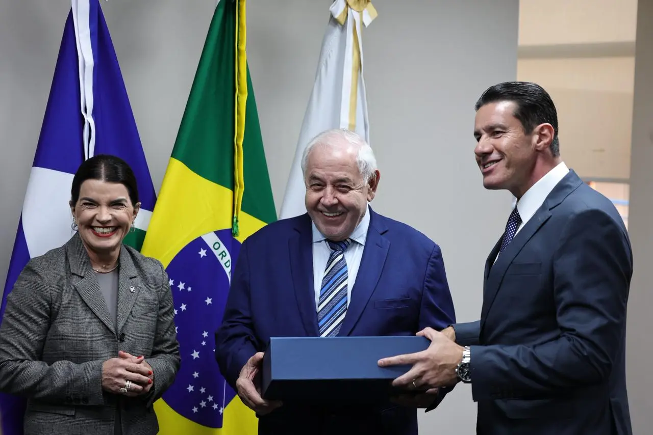 Presidente do TJMT recebe o primeiro kit atleta da 7ª Corrida do Judiciário