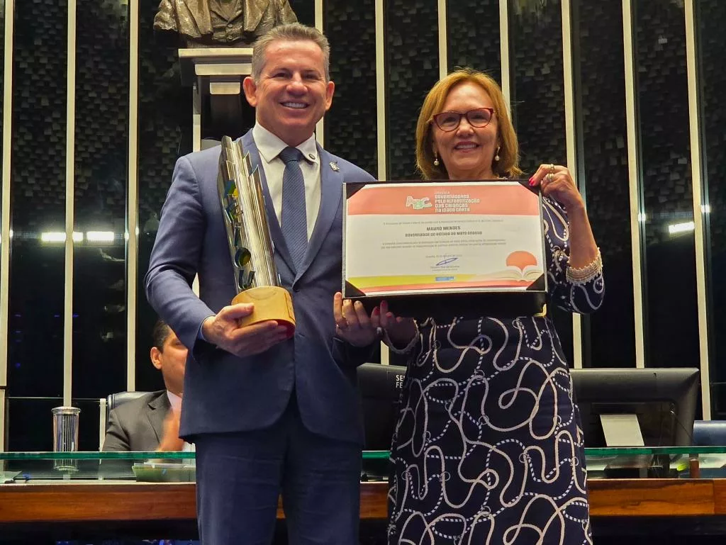 Governador recebe Comenda do Senado por avanço na alfabetização infantil em MT