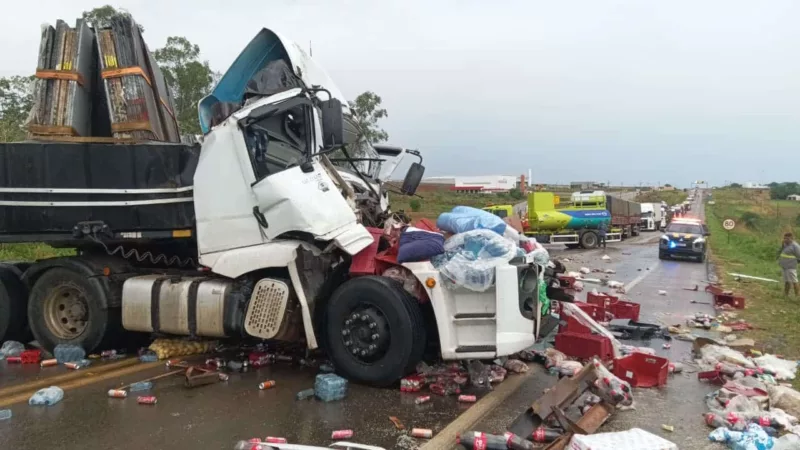 Carreta fica destruída em grave colisão com caminhão na BR-163 em Sorriso