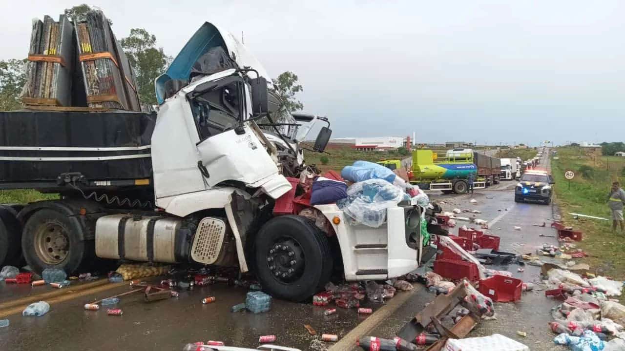 Carreta fica destruída em grave colisão com caminhão na BR-163 em Sorriso