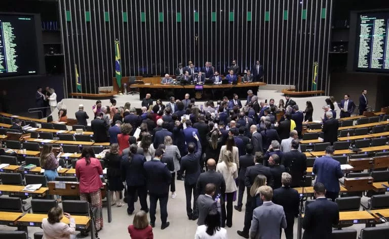 Câmara ‘derruba’ medida que aumentaria arrecadação do governo; veja como votaram mato-grossenses