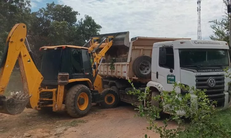 Prefeitura limpa córregos e canais para evitar risco de cheias