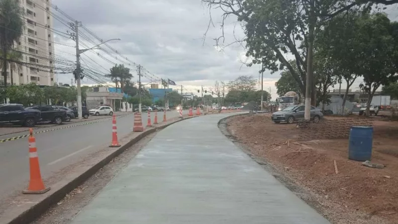 Governo de MT inicia ligação entre pista de concreto e asfalto na Avenida do CPA