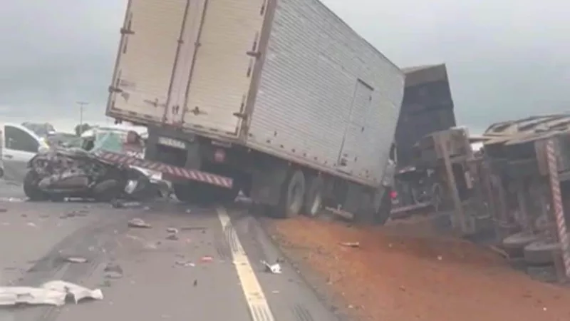 Grave colisão envolve carros, caminhão e carreta na BR-163 em Sorriso