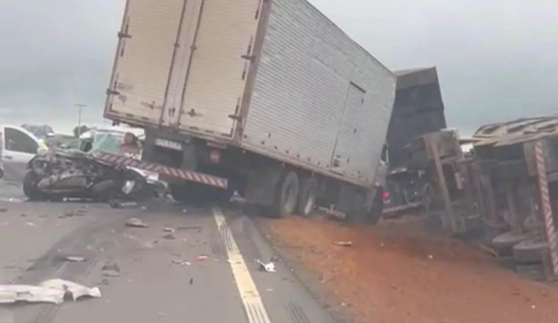 Grave colisão envolve carros, caminhão e carreta na BR-163 em Sorriso