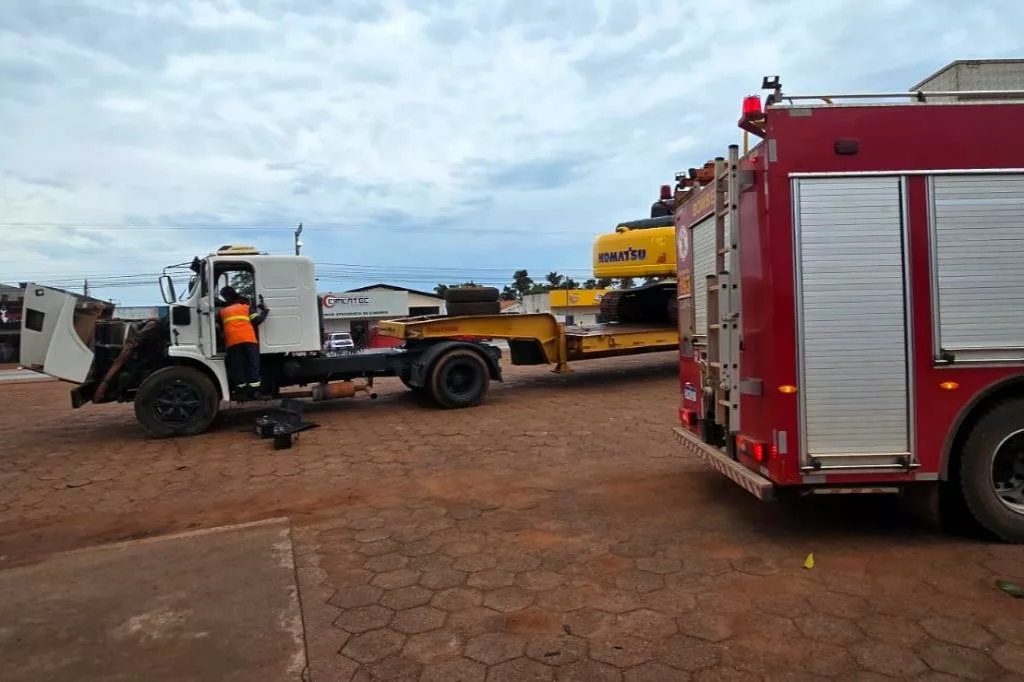 Corpo de Bombeiros controla incêndio em caminhão no pátio de posto de combustível