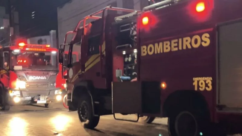 Corpo de Bombeiros combate incêndio em edificação comercial