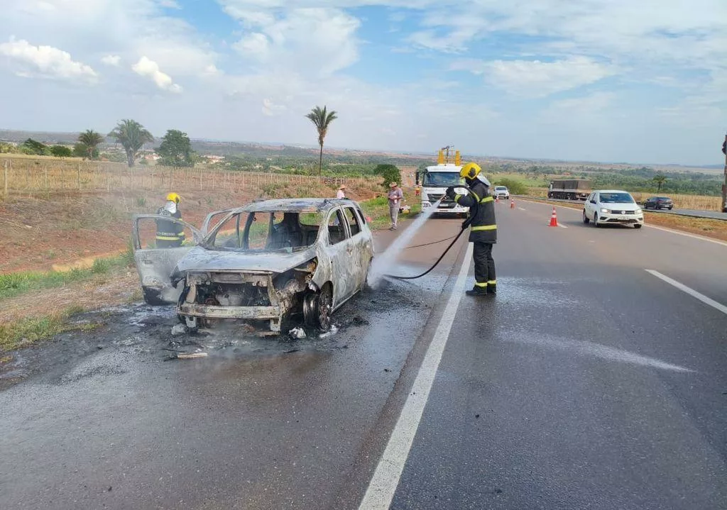 Corpo de Bombeiros combate incêndio em carro de passeio na BR-364