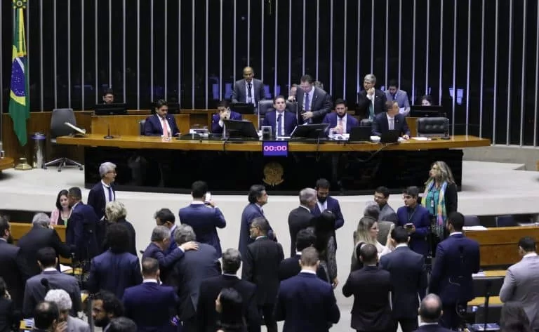 Câmara aprova texto-base do projeto de lei antifacção; veja votos dos mato-grossenses