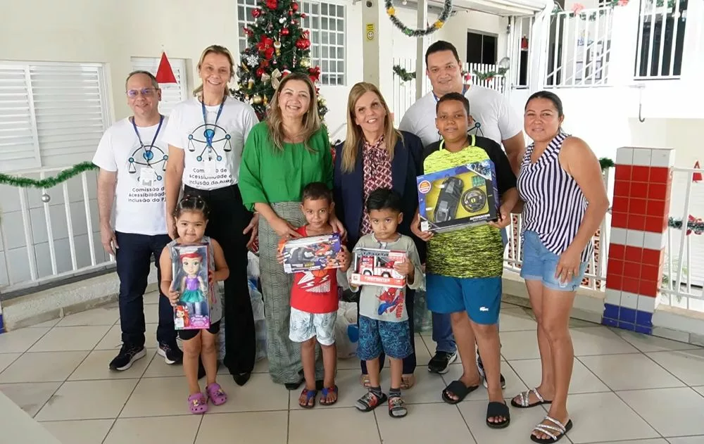 Natal Solidário do TJMT leva brinquedos a crianças com câncer e casas-lares de Cuiabá e VG
