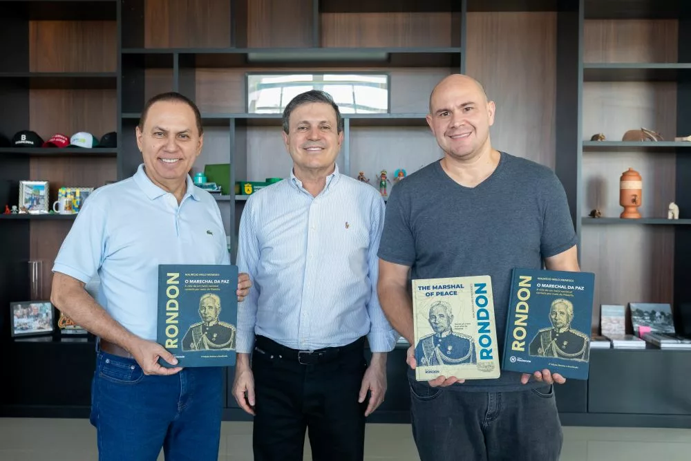 Autor entrega ao prefeito a primeira cópia da 4ª edição da biografia de Marechal Rondon