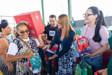Com presença das primeiras-damas, ação social leva dignidade e alimento a famílias da capital