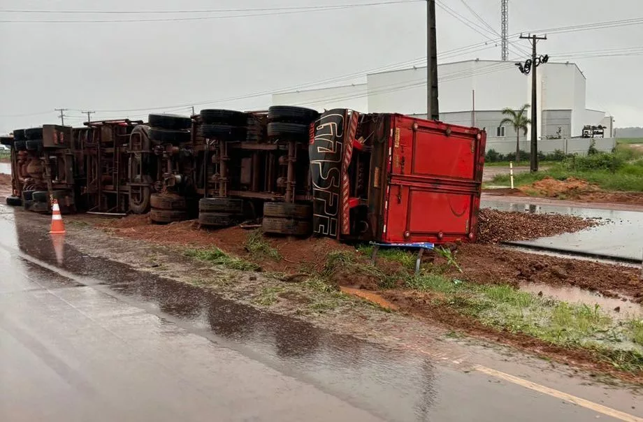Sinop: carreta carregada com resíduos tomba na BR-163