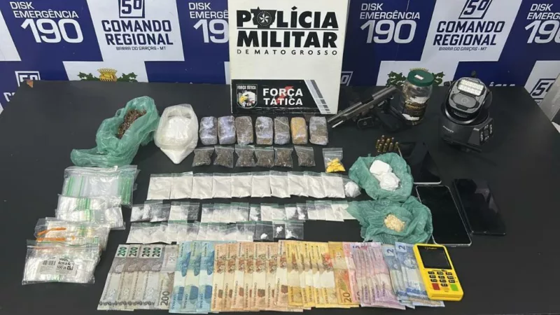 Força Tática prende dupla por tráfico de drogas, apreende pistola e 83 porções de entorpecentes