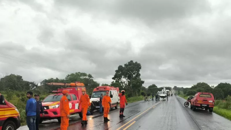 Bombeiros militares atendem grave acidente de trânsito envolvendo veículo de carga na BR-070