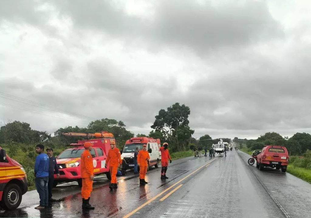 Bombeiros militares atendem grave acidente de trânsito envolvendo veículo de carga na BR-070