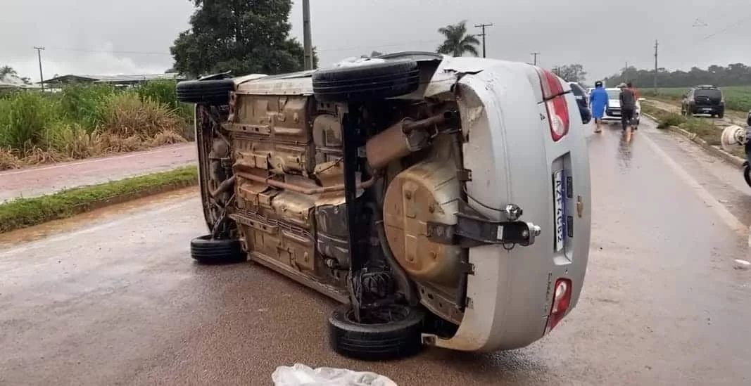 Sinop: condutora desvia de buraco e carro capota em via