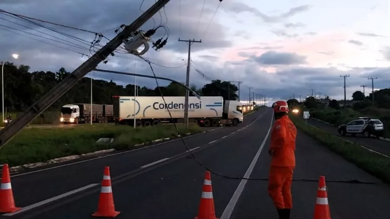Corpo de Bombeiros atende ocorrência de acidente de trânsito com risco elétrico na MT-100