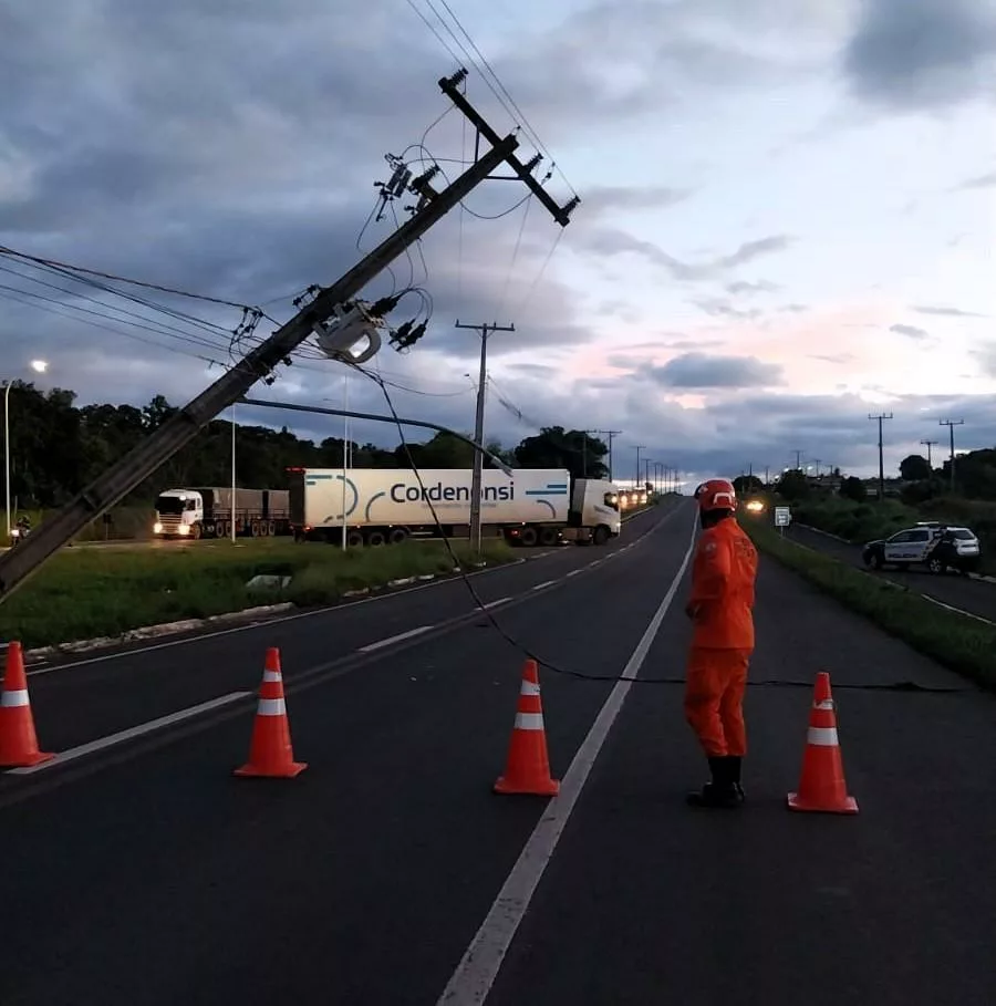Corpo de Bombeiros atende ocorrência de acidente de trânsito com risco elétrico na MT-100