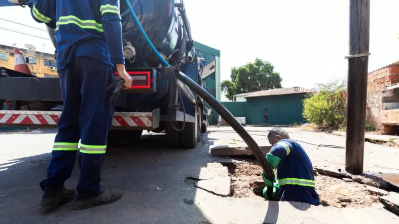 Descarte ilegal de óleo é descoberto durante operação de limpeza urbana