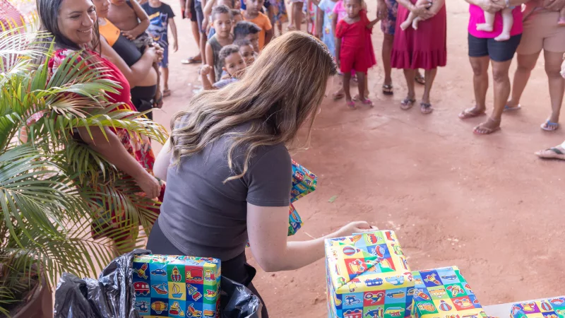 Brinquedos são distribuídos em dois bairros de Cuiabá pelo Núcleo da Primeira-Dama
