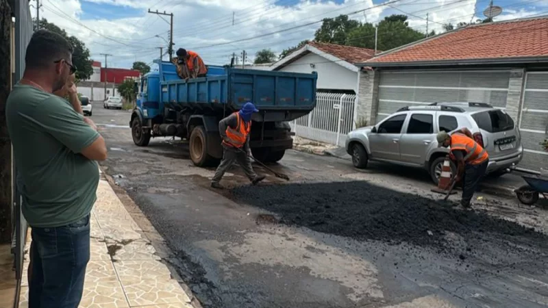 Prefeitura realiza operação tapa-buraco no Jardim das Palmeiras neste sábado (3)