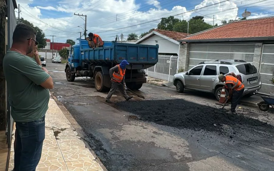 Prefeitura realiza operação tapa-buraco no Jardim das Palmeiras neste sábado (3)