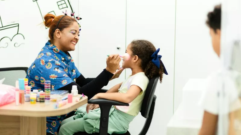 CMI promove ação lúdica com pintura facial e transforma espera das crianças em momento de acolhimento