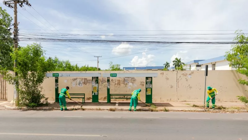 Prefeitura inicia grande operação de limpeza em pontos de ônibus e abrigos de passageiros em Cuiabá