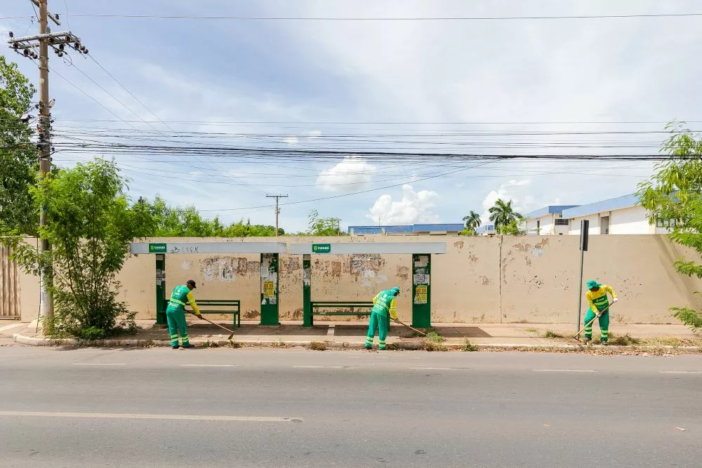 Prefeitura inicia grande operação de limpeza em pontos de ônibus e abrigos de passageiros em Cuiabá