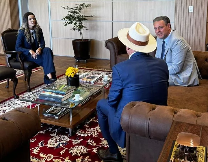 Prefeito articula em Brasília maquinários e construção de casas populares