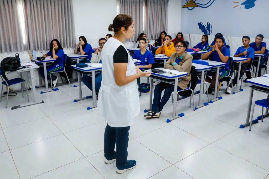 Governo de MT pagou R$ 215 milhões para profissionais da educação que atingiram meta