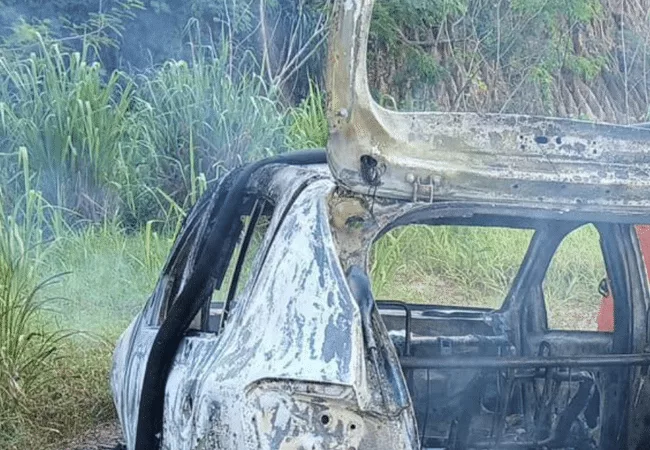 Corpo é encontrado no porta-malas de veículo incendiado em Mato Gros
