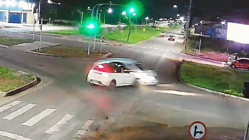 Sinop: condutora bêbada que teria avançado sinal vermelho é presa após colidir com carro