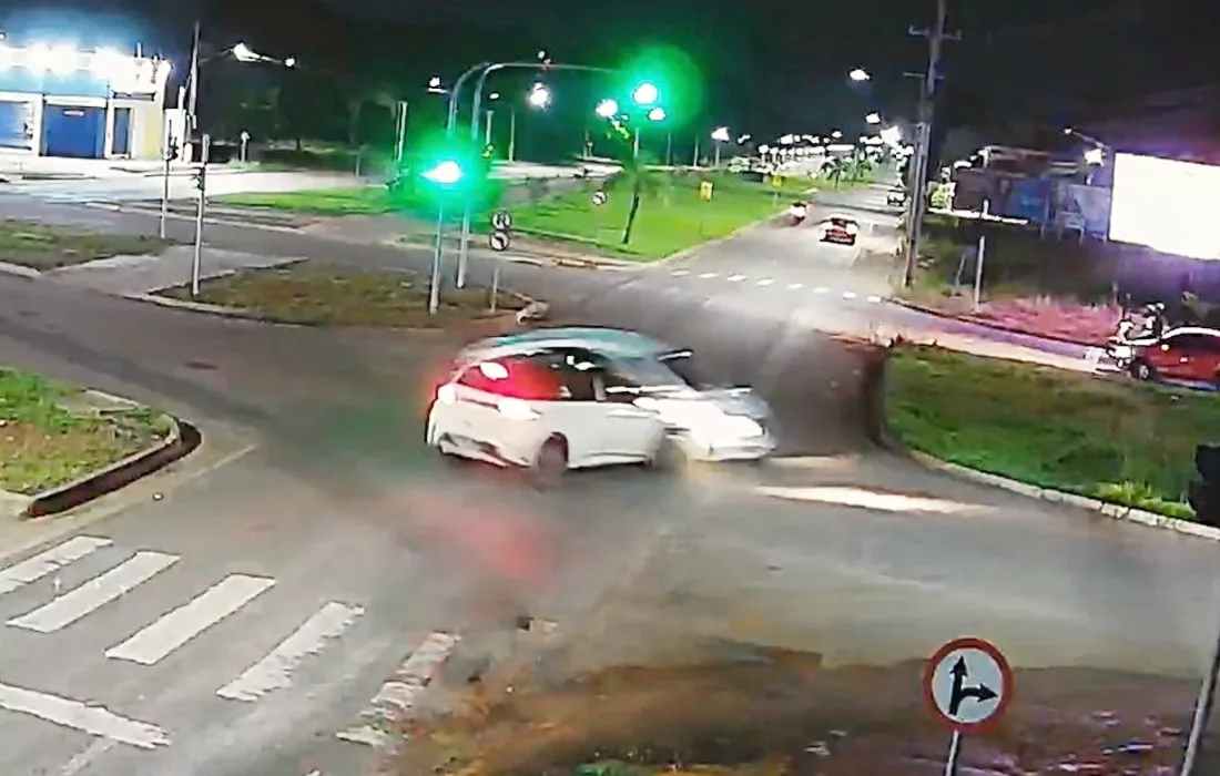 Sinop: condutora bêbada que teria avançado sinal vermelho é presa após colidir com carro