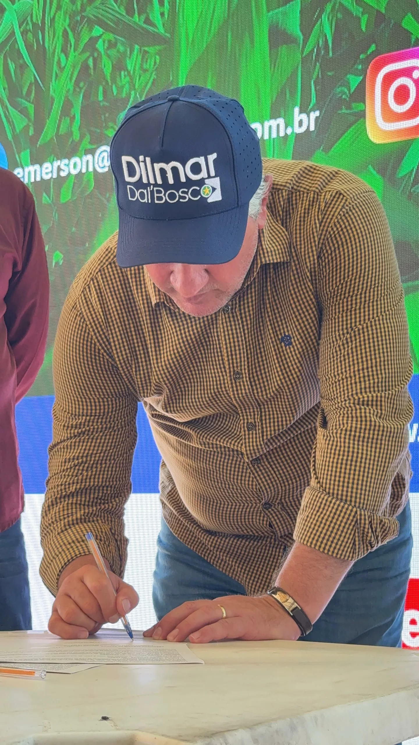 Deputado Dilmar Dal Bosco articula a regularização junto ao governo do estado e entrega títulos, destravando a produção na Gleba Divisa, em Novo Mundo