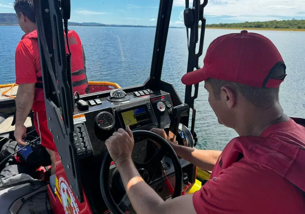 Corpo de Bombeiros localiza e resgata corpos de vítimas após naufrágio no Lago do Manso