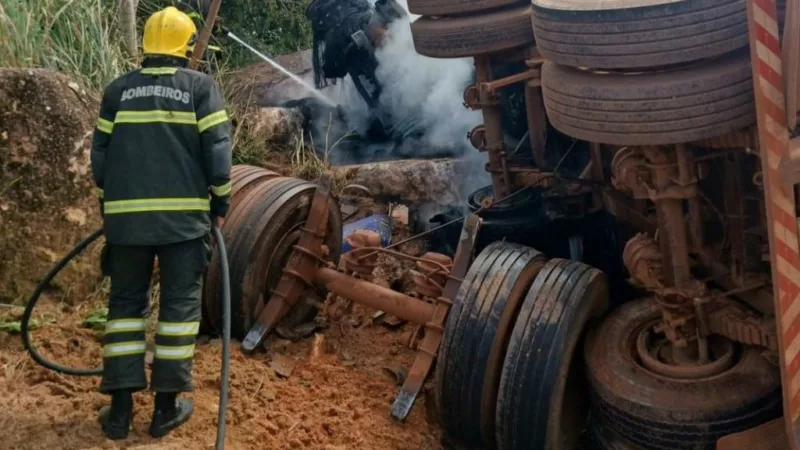 Corpo de Bombeiros combate incêndio em carreta que transportava correntes em rodovia
