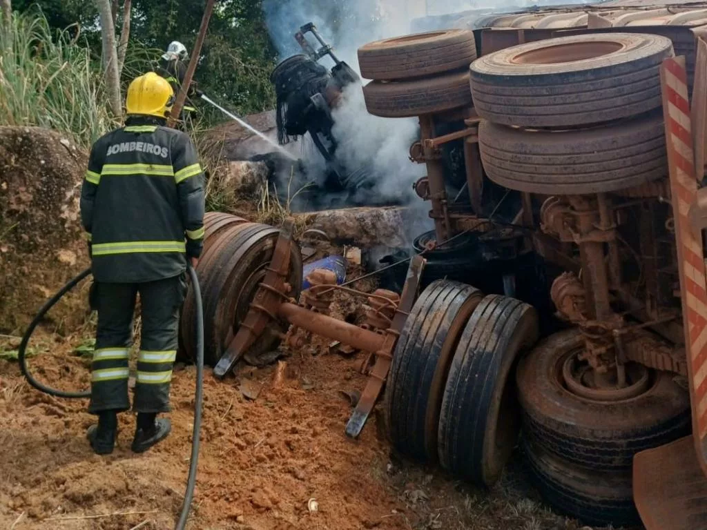 Corpo de Bombeiros combate incêndio em carreta que transportava correntes em rodovia